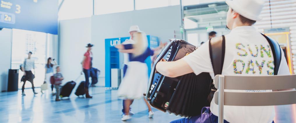 Tanssia ja musiikkia Helsinki-Vantaan lentoasemalla.