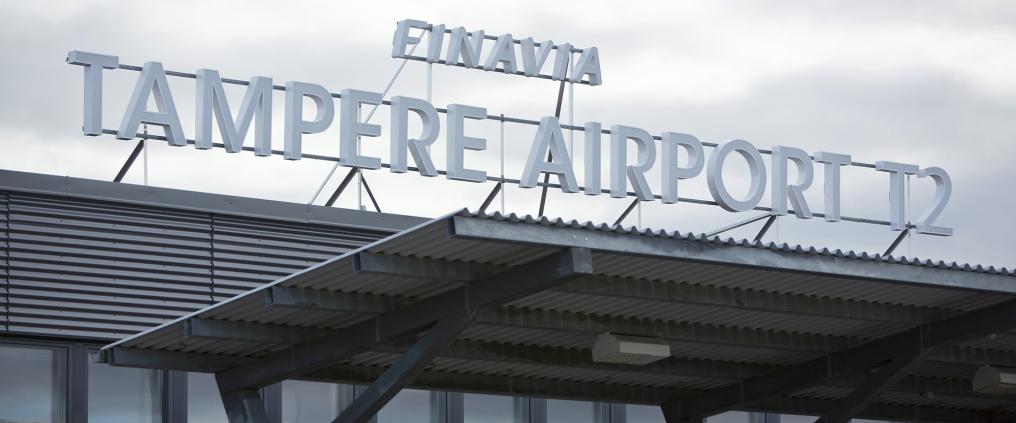 Kuva Tampereen lentoaseman Tampere Airport T2 kyltistä.