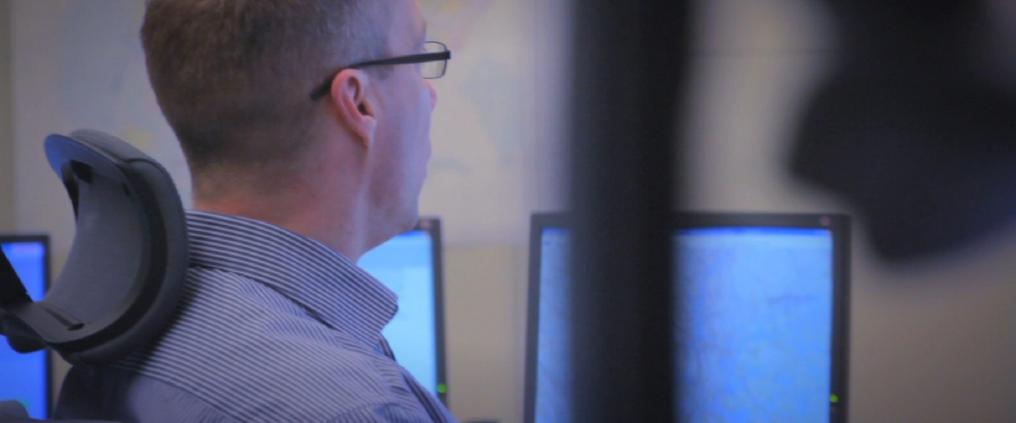 Lennonjohtaja tekee töitä näyttöjen ääressä.