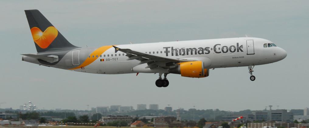 Thomas Cook lentokone laskeutumassa.