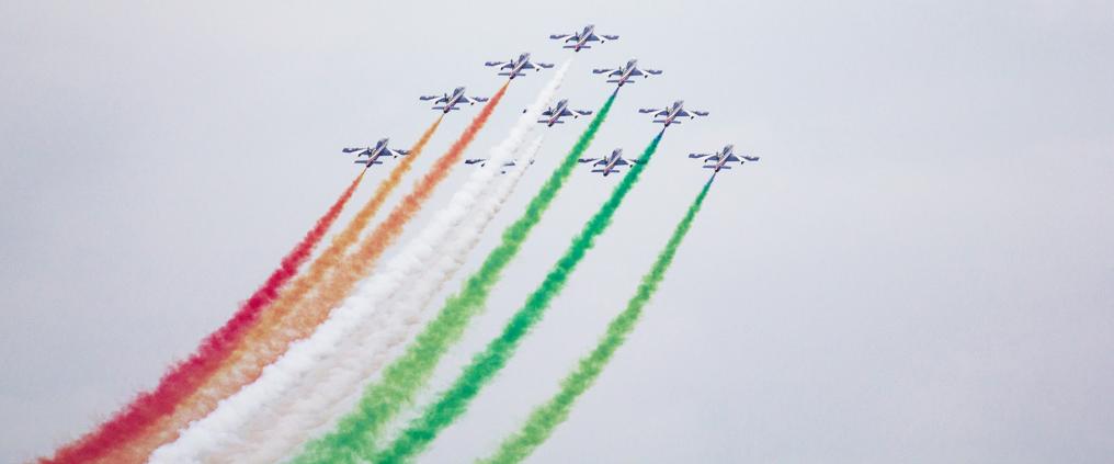 Lentokoneet jättävät taakseen värillisen savuvanan.