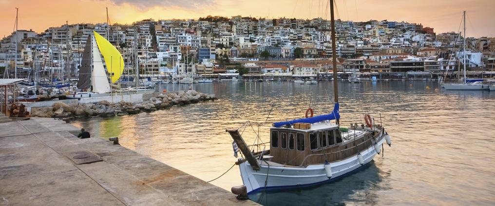 Vene venesatamassa Ateenassa.