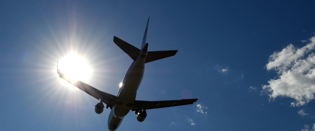 Lentokone lentämässä taivaalla.