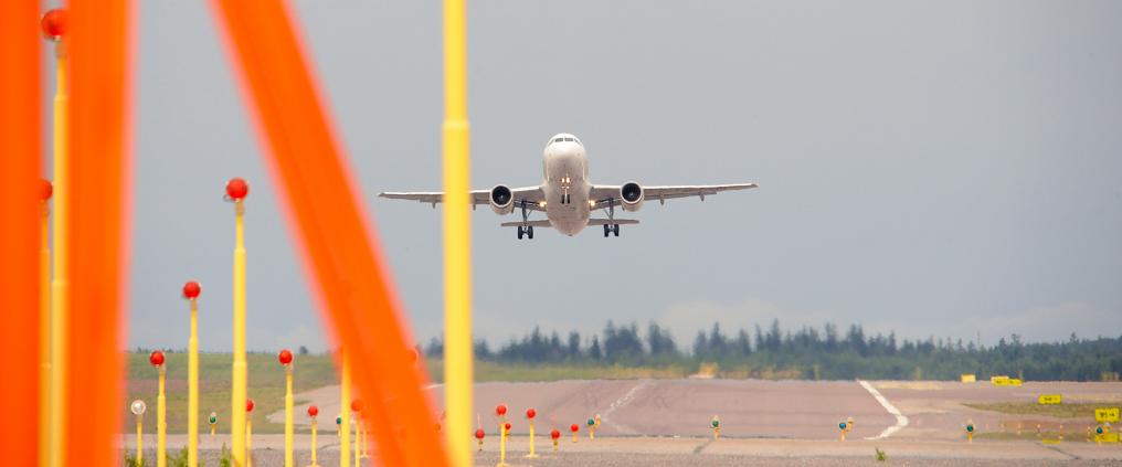 Lentokone nousee lentokentältä.