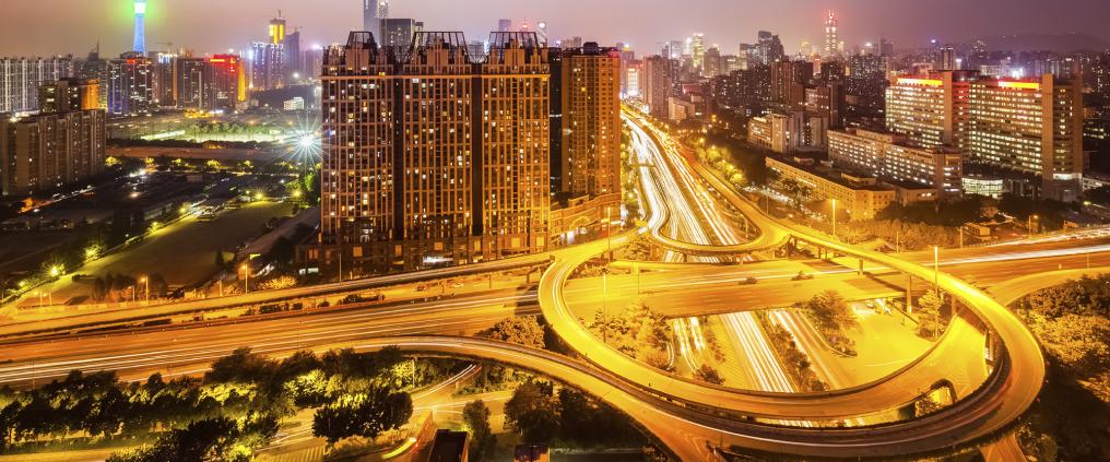 Guangzhoun kaupunki yöllä.