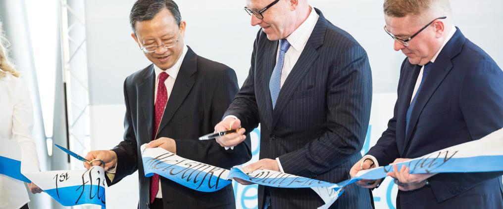 Kolme miestä uuden lentoreitin avajaisussa.