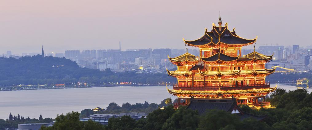 Valaistu Chenghuang paviljonki illalla.