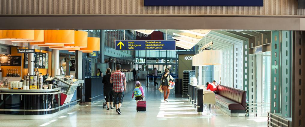 Matkustajia Helsingin lentokentän terminaalissa.