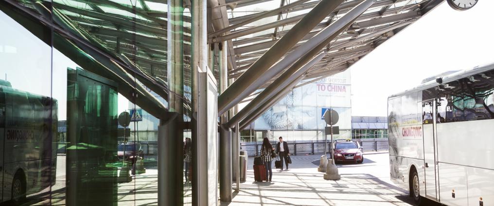 Helsinki-vantaa lentoaseman lähtevien matkustajien jättöalue.