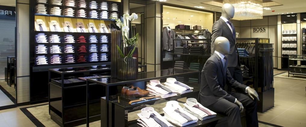 Miesten kauluspaitoja Hugo Boss -kaupassa.