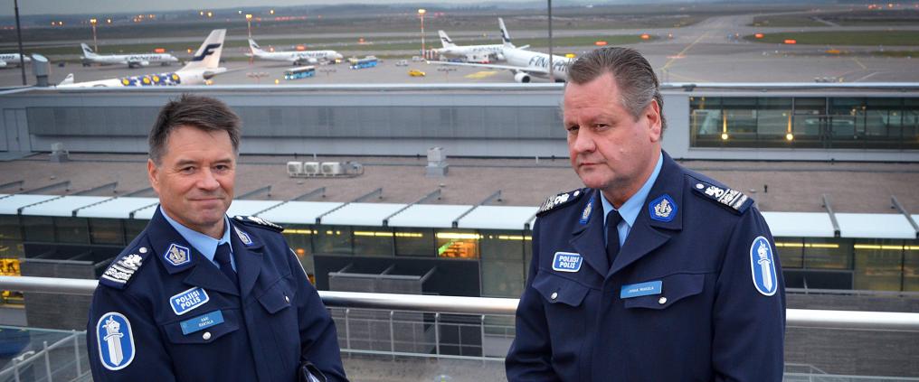 Kaksi poliisia Helsinki-Vantaan lentoasemalla.