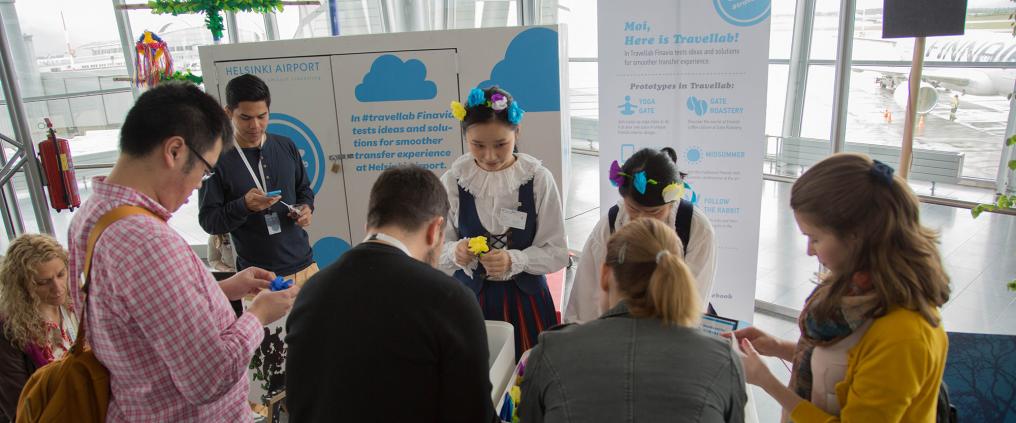 Ihmiset tekevät pieniä koristeita yhdessä.