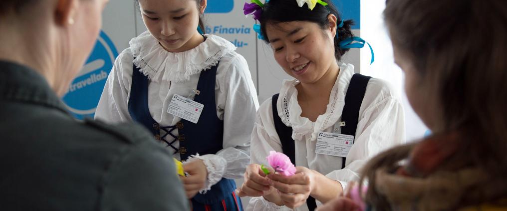 Aasialaisia lapsia valmistamassa koristeita.