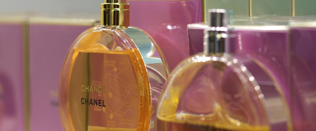 Hajuvesiä pulloissa.