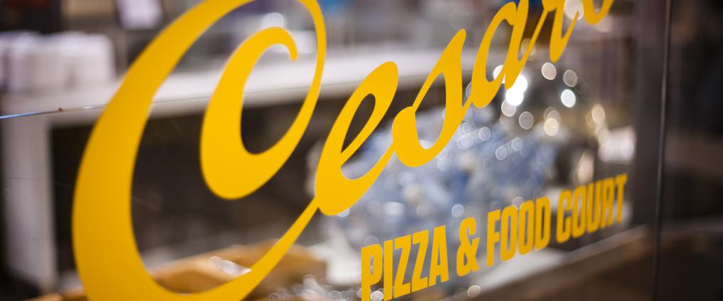 Vinyylitarra ikkunassa, jossa lukee Cecar's pizza & food court.