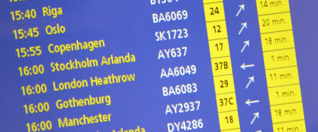 Näyttö, jolla näkyy lentojen tietoja.