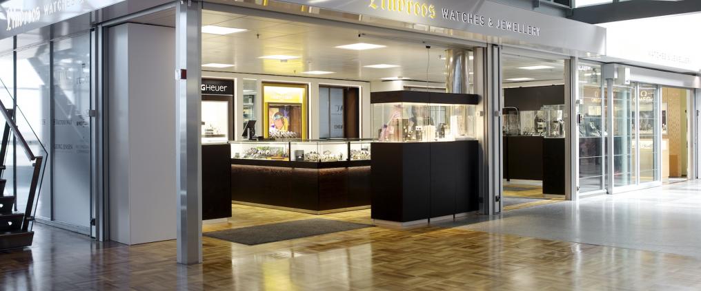 Lindroos myymälän edusta.