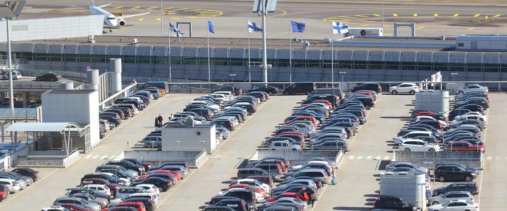 Autoja pysäköitynä parkkitalon katolle.