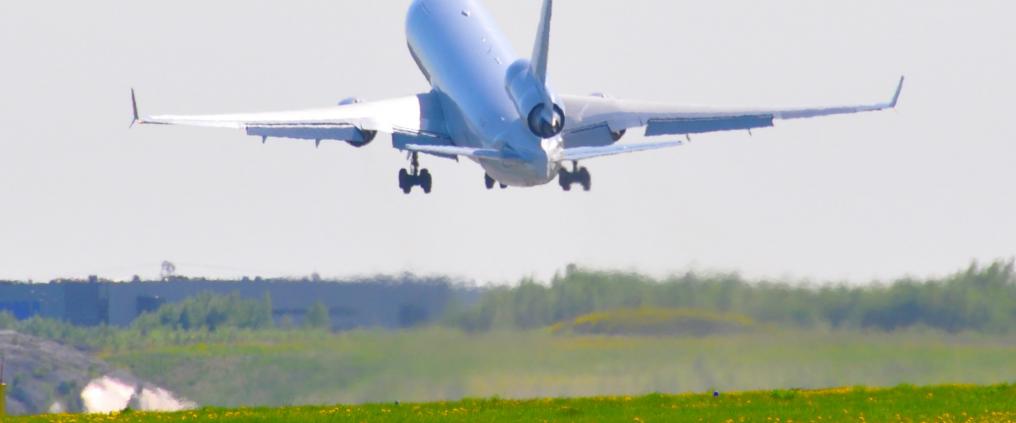 Lentokone nousee taivaalle.