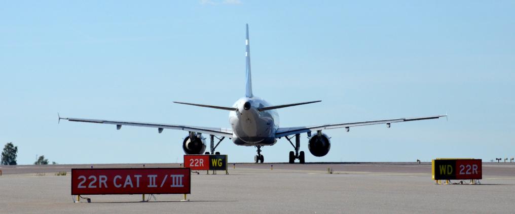 Lentokoneita kiitotiellä.