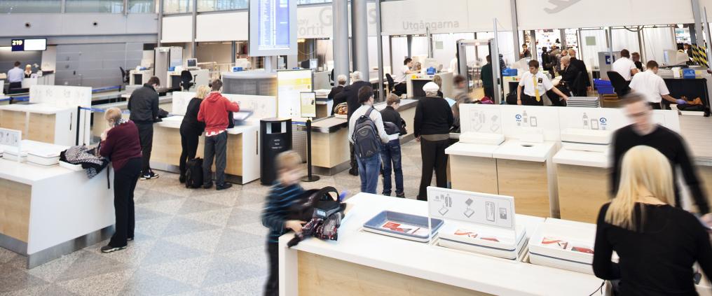 Turvatarkastusjono Helsingin lentokentällä.