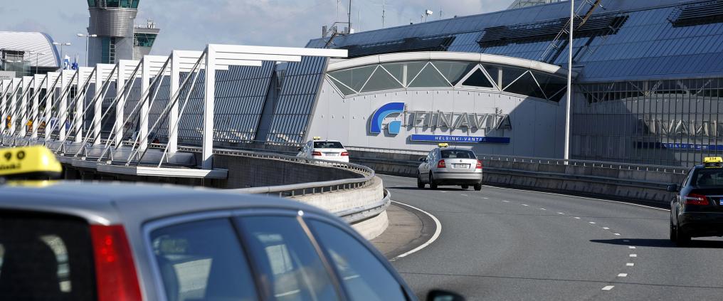 Takseja ajaa Helsinki-Vantaa lentoaseman T2.