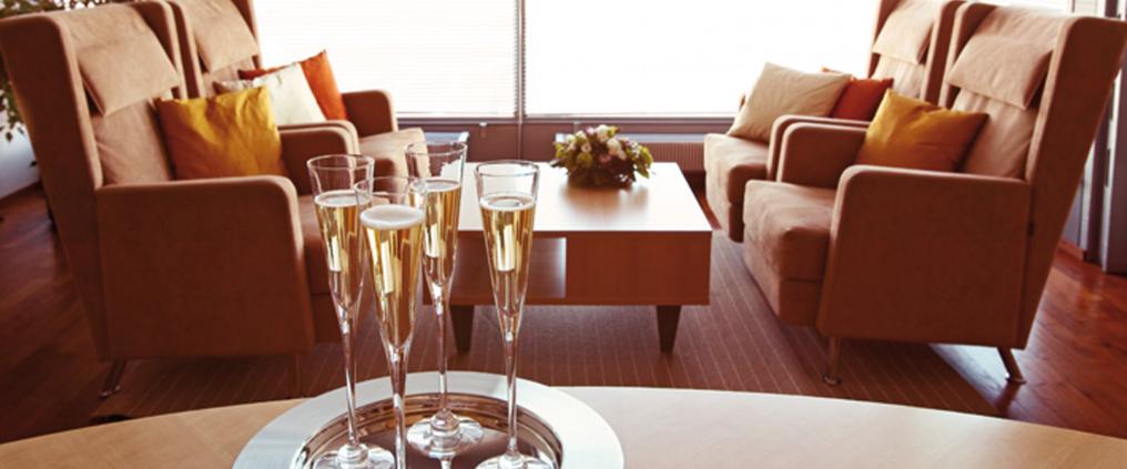 Champagne in glasses in a luxyry lounge.