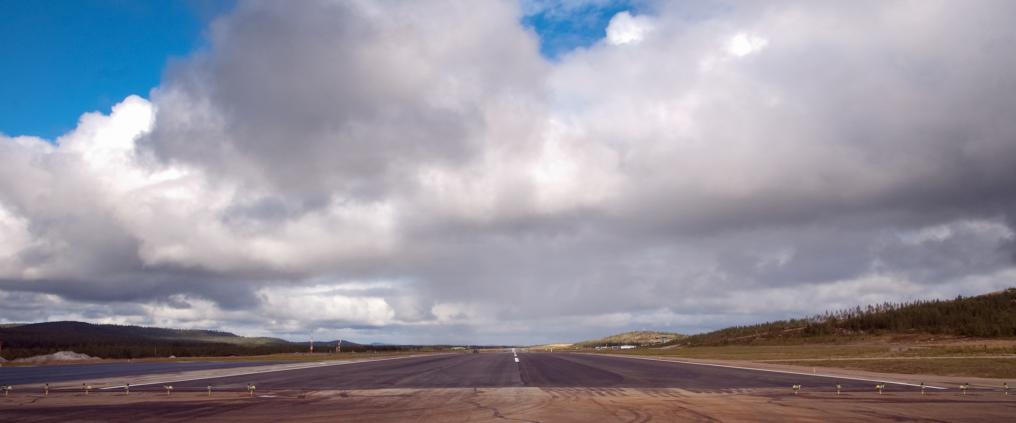 Ivalon lentokentän kiitotie.