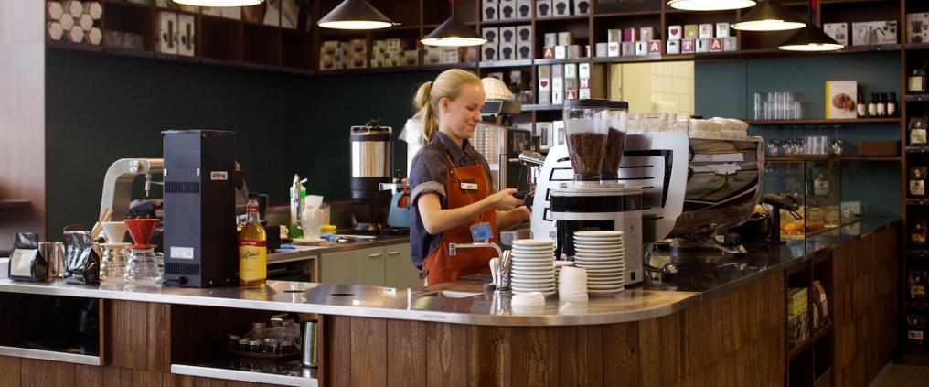 Nainen keittää kahvia.