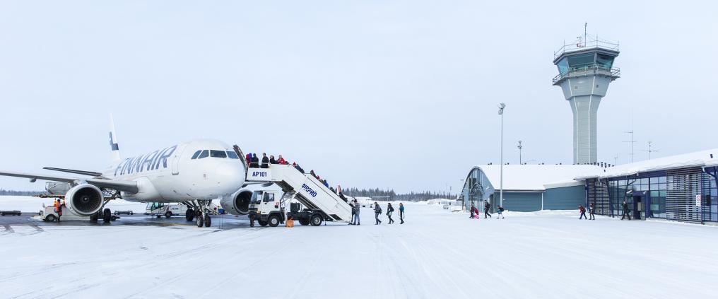 Matkustajat nousevat koneeseen talvella Kittilän lentoasemalla.