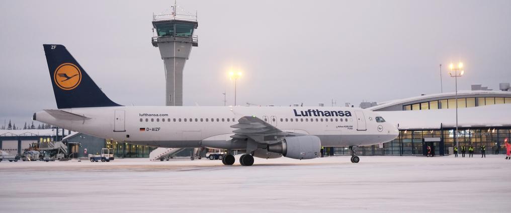 Lufthansan lentokone Kittilän lentokentällä.
