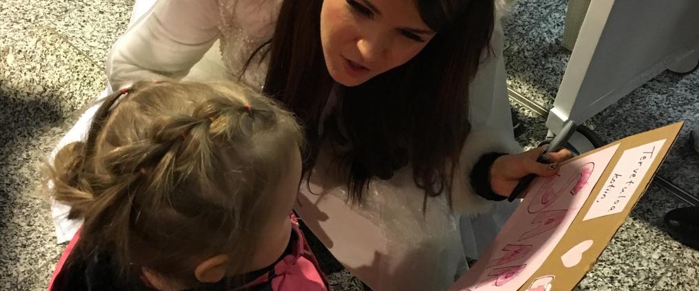 Saara Aalto is interacting with her young fan.