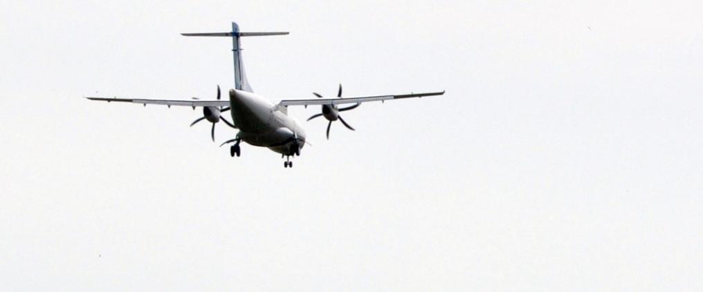 Laskeutuva lentokone.