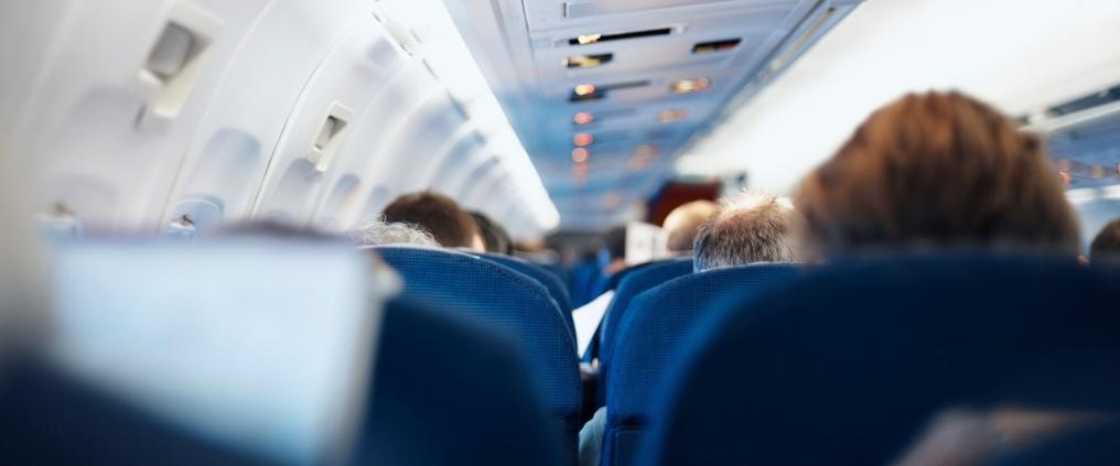 Matkustajat istuvat lentokoneessa.