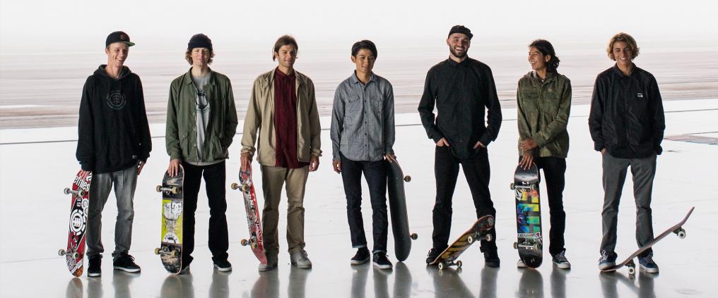 Seitsemän huippuskeittaria lautojensa kanssa Helsinki-Vantaan lentoasemalla.