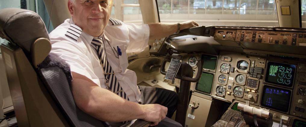 Lentäjä lentokoneen ohjaamossa.