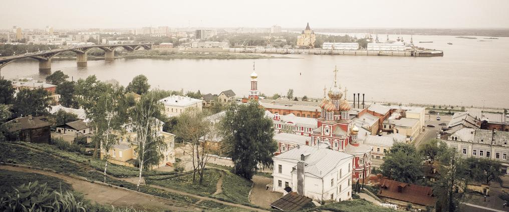 Kaupunki joen äärellä.