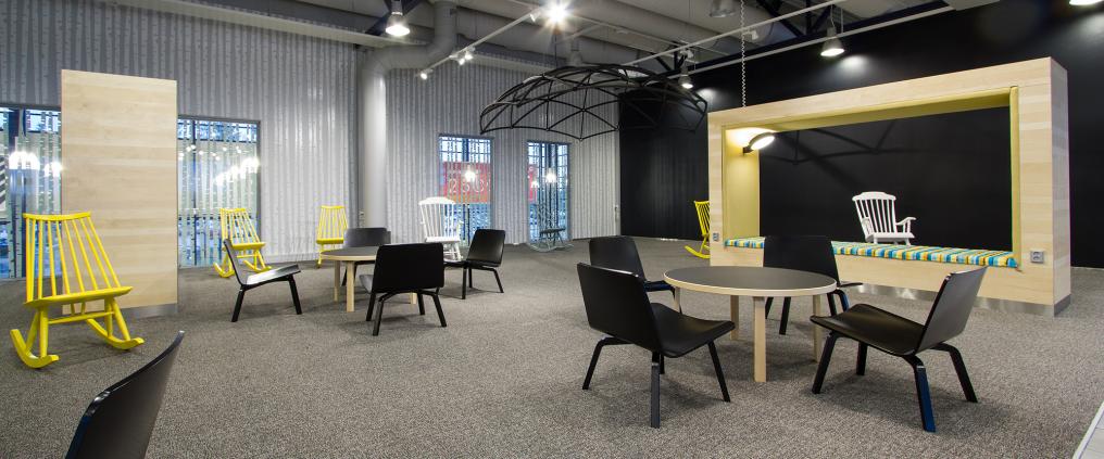 Lentokentän lounge, jossa design huonekaluja.