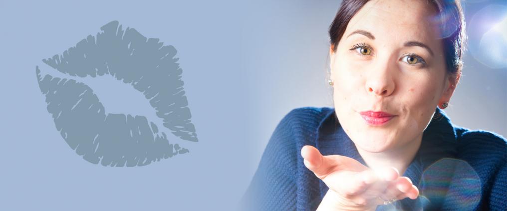 Nainen lähettää lentosuukon