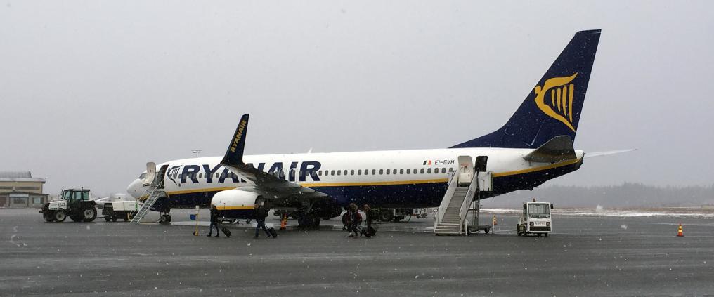 Ryanair lentokone lentoasemalla.