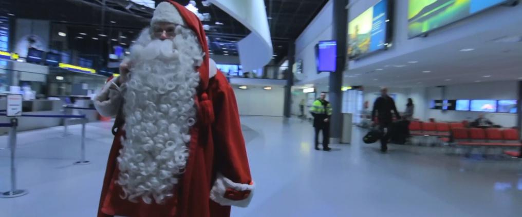 Joulupukki lentoaseman lähtoselvitysaulassa.