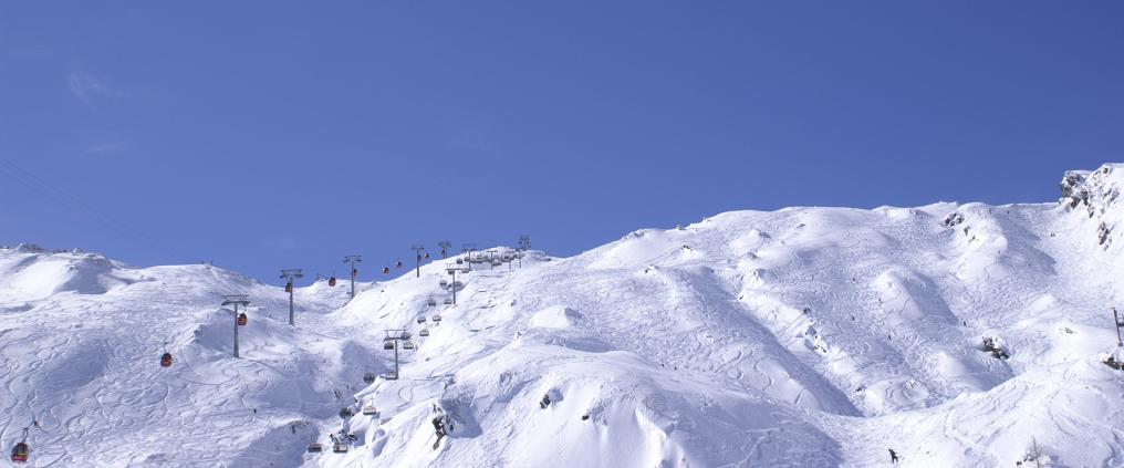 Laskettelurinne kaukaa.