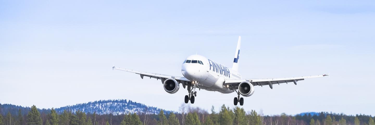 Ivalon lentoasemalle laskeutuva kone. 