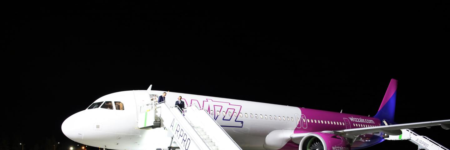 Wizz Airin lentokone asematasolla lähdössä Roomaan