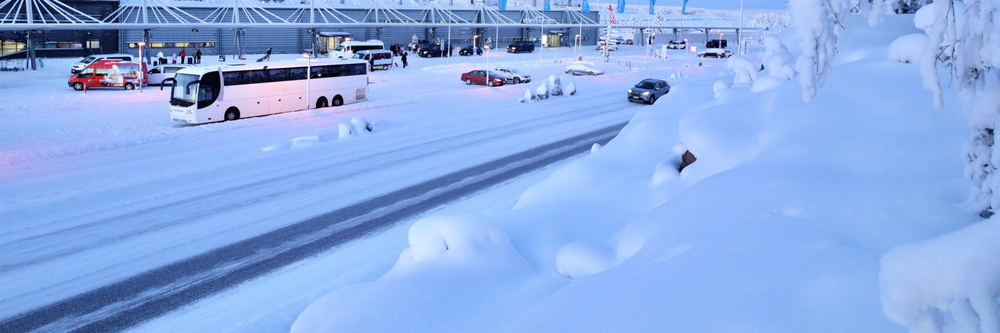 Rovaniemen lentoasema kuvattu ulkona talvella
