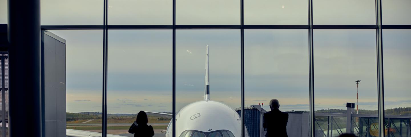 Ikkunan läpi näkyy lentokone.