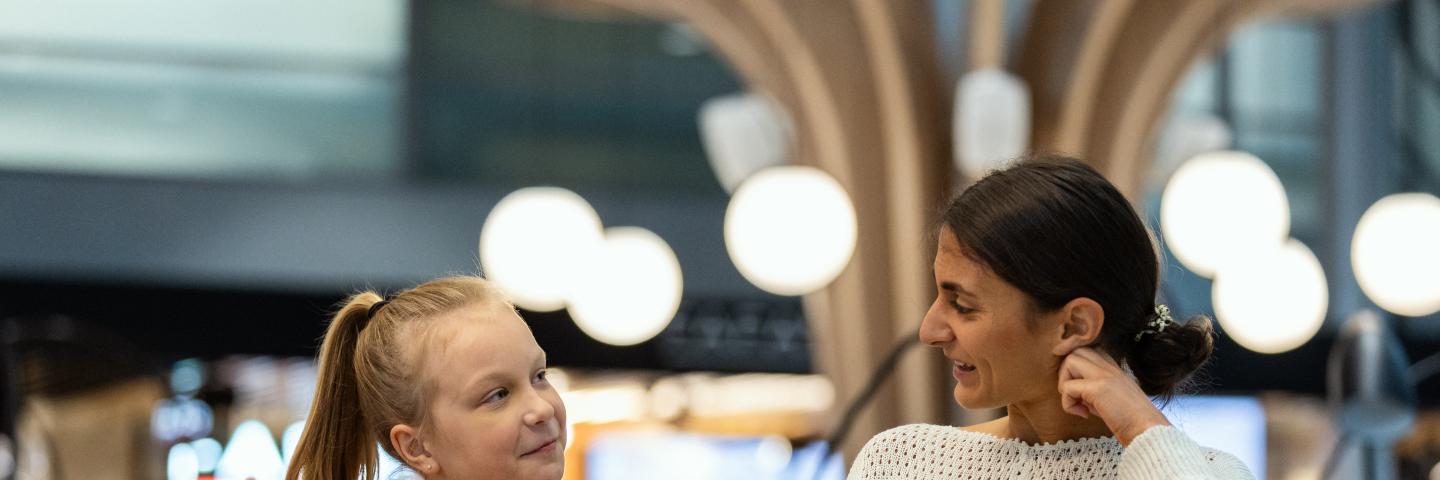 Matkustajat ravintolassa