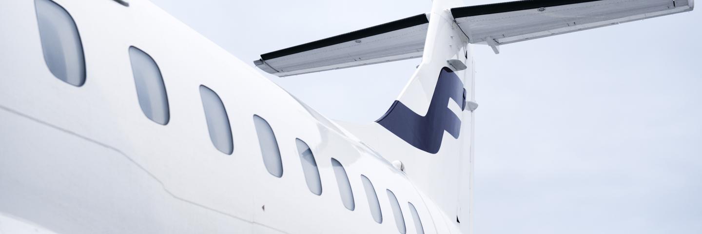 Finnairin ATR 72 -lentokone läheltä kuvattuna