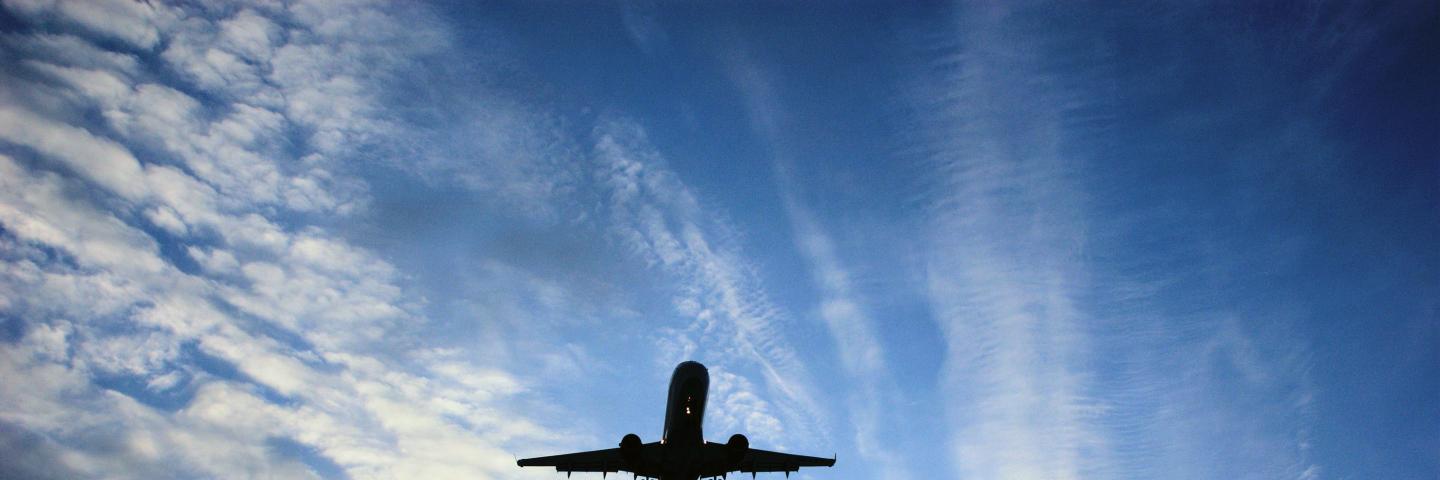 Lentokoneen siluetti taivasta vasten.