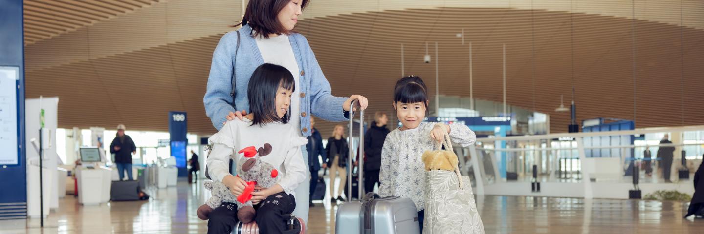 Lapsiperhe matkustamassa Helsinki-Vantaalla